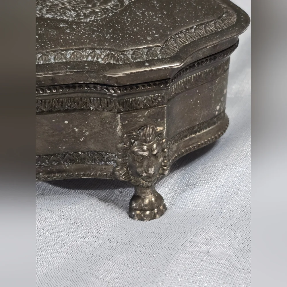 Vintage International Silver Co. Lion Crest Metal Trinket Hairpin Jewelry Box